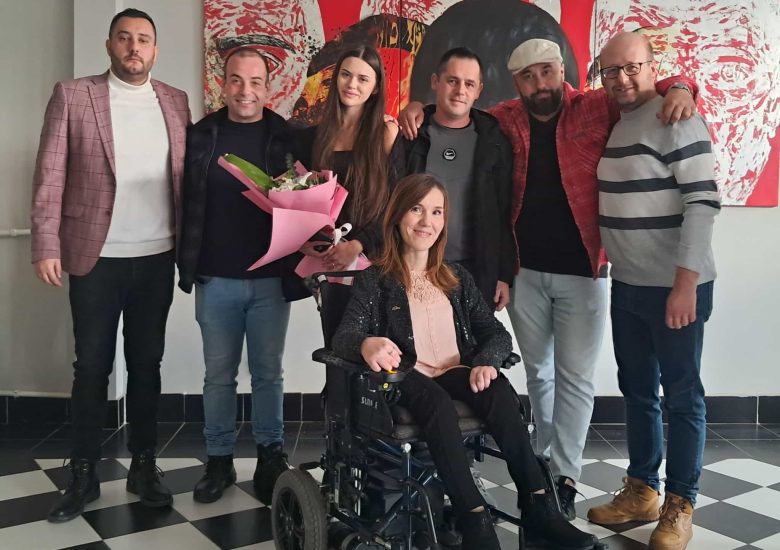 Galerija slika sa predstave ,,Žena može da se uda samo ako zna da umesi pitu“